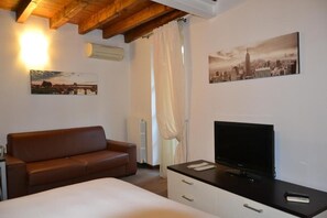 2 bedrooms, iron/ironing board, travel cot, free WiFi