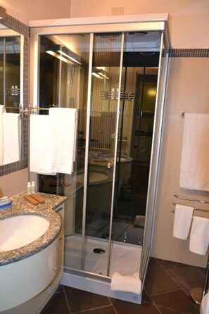 Badewanne, Haartrockner, Bidet, Handtücher