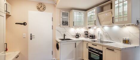 ثلاجة، ميكروويف، فرن، غسالة أطباق