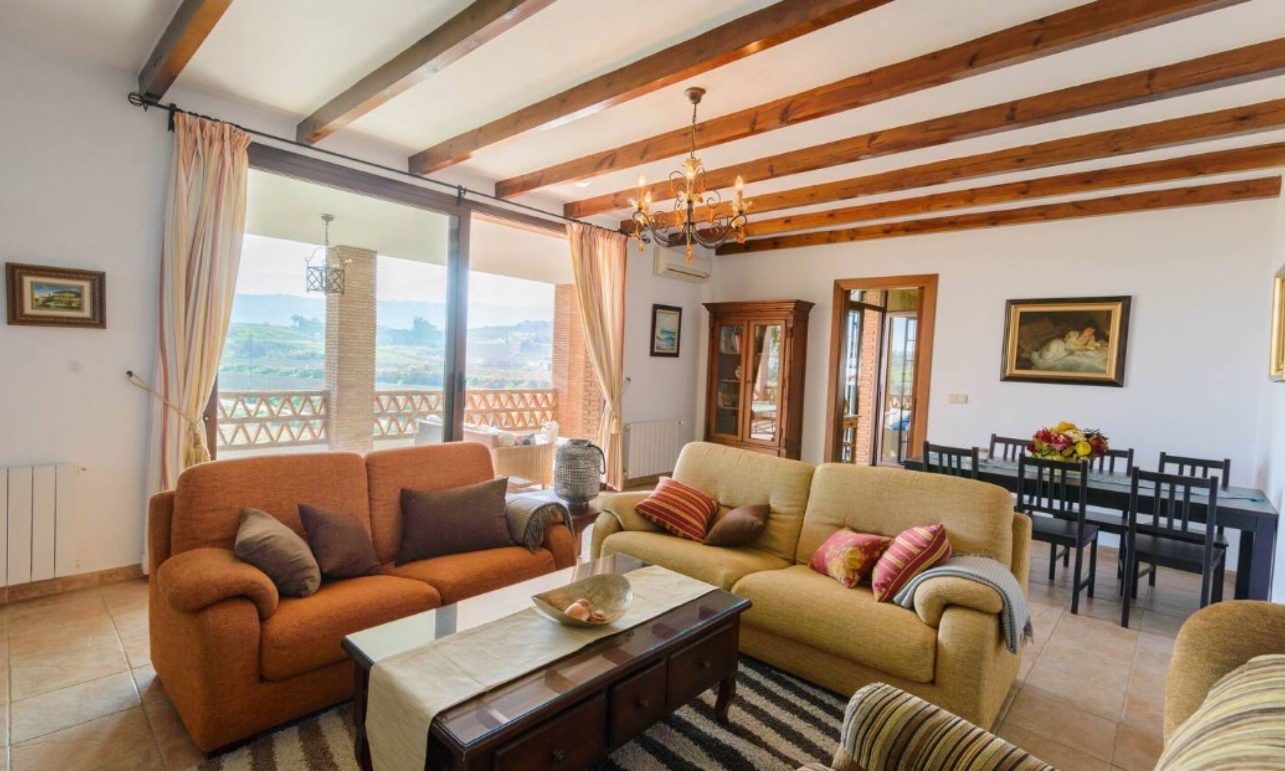 Een televisie, een open haard, een tafeltennistafel en een stereo