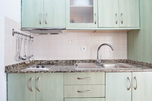 Geladeira, micro-ondas, cooktop, cafeteira/chaleira