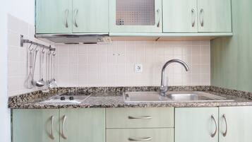 KĂŒhlschrank, Mikrowelle, Herdplatte, Wasserkocher mit Kaffee-/Teezubehör