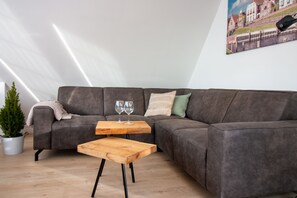 Apartment | Wohnzimmer | 60-Zoll-Flachbildfernseher mit Satellitenempfang, Fernseher