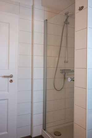 Apartment | Badezimmer | Dusche, Haartrockner, Handtücher