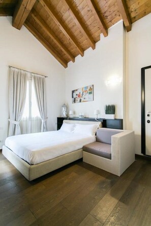 1 bedroom, iron/ironing board, travel cot, free WiFi