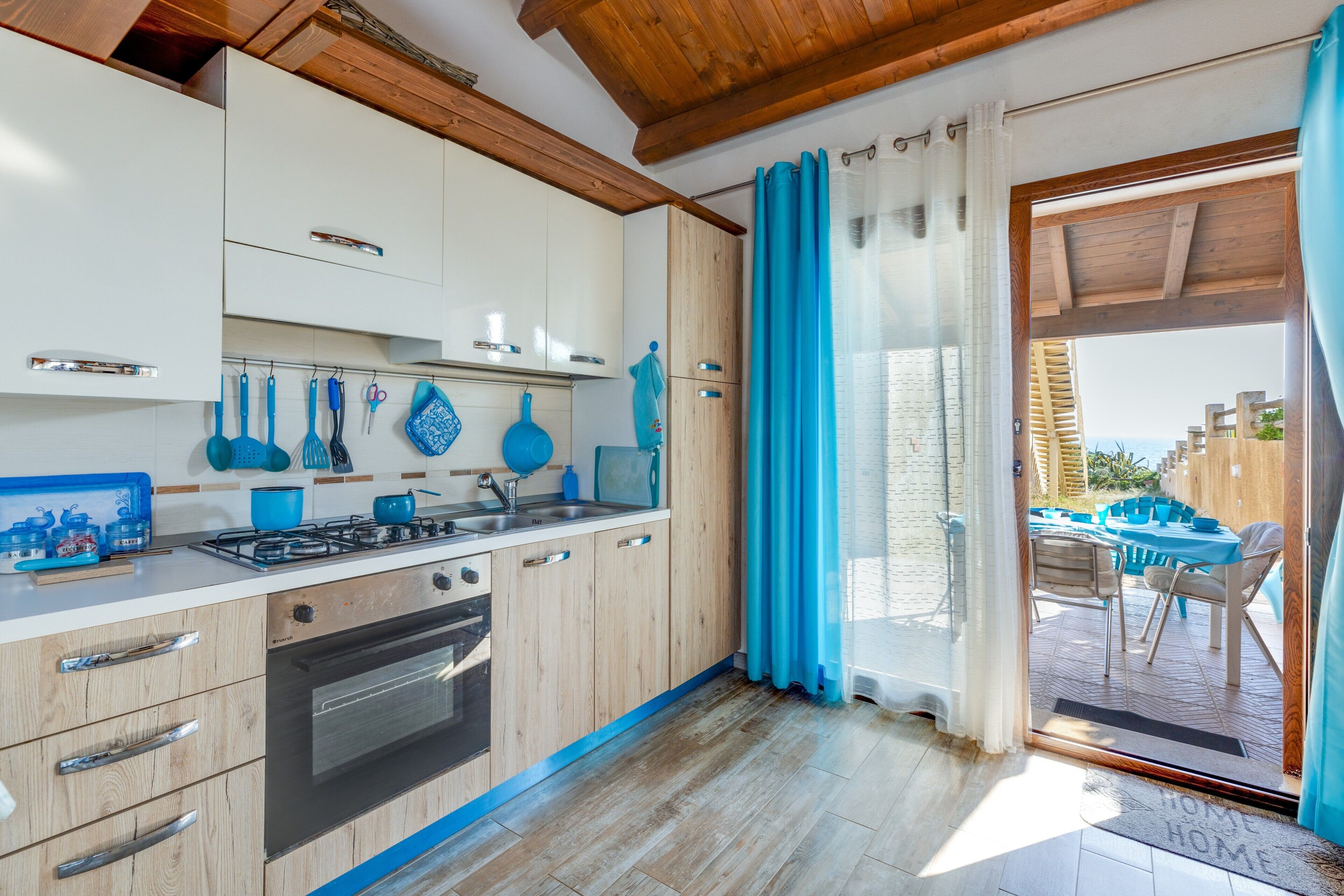 Réfrigérateur, four, plaque de cuisson, cafetière/bouilloire