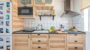 Réfrigérateur, micro-ondes, plaque de cuisson, cafetiÚre/bouilloire