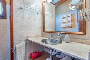 浴槽、ヘアドライヤー、タオル