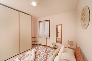 2 bedrooms, iron/ironing board, free WiFi, bed sheets - Bright apartment in a central location - In Centro a Torri del Benaco (Torri del Benaco)