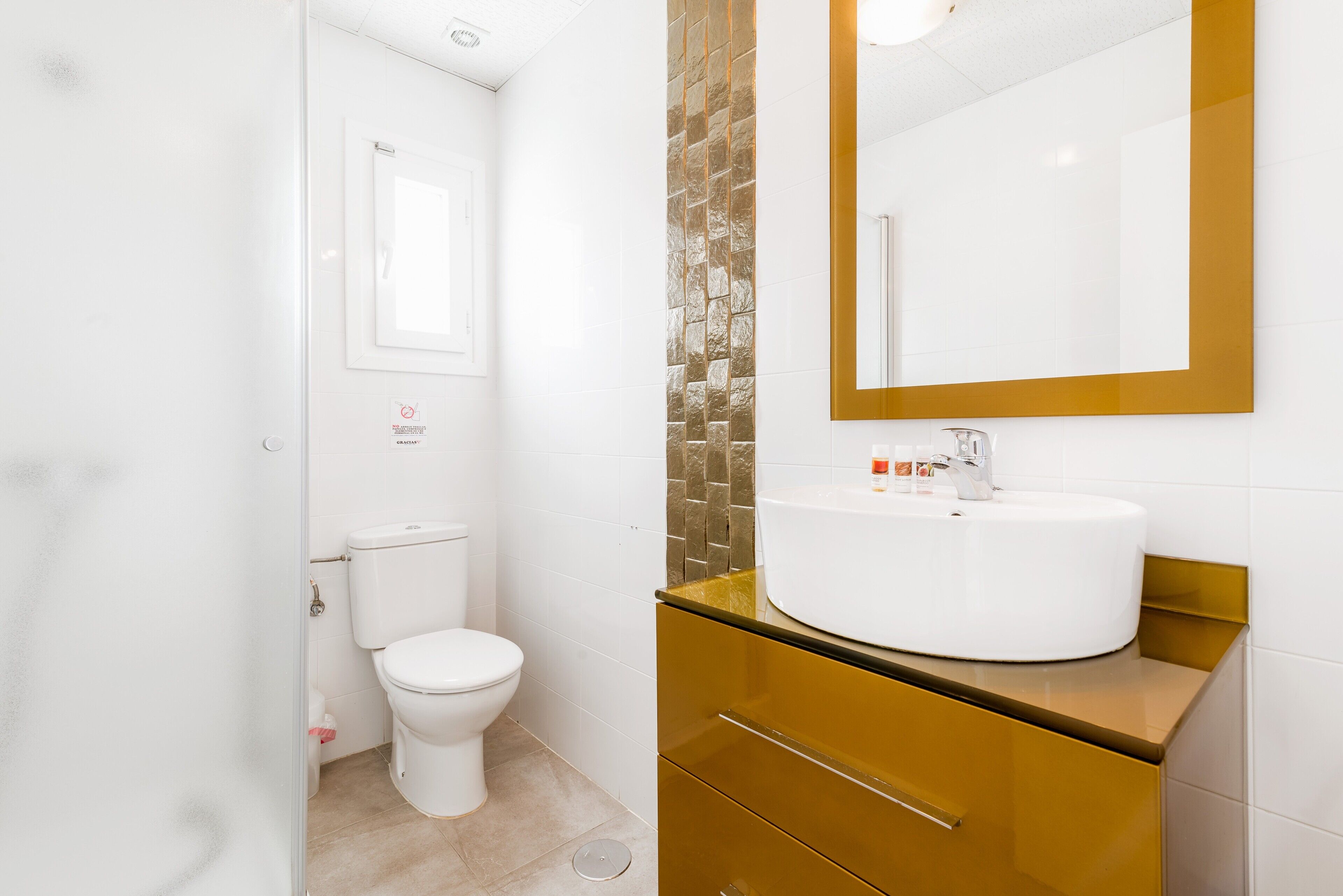 Douche, sèche-cheveux, serviettes fournies