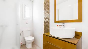 Douche, sèche-cheveux, serviettes fournies