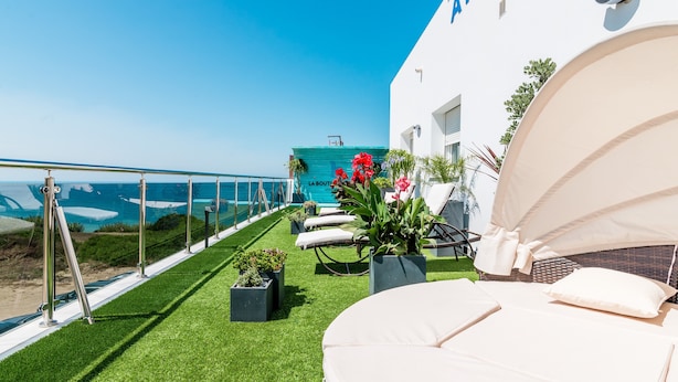 A rooftop terrace with a pool, lounge chairs, and a view of the ocean. - Modern, with roof terrace and very close to the beach - Apartamento La Perla (Conil de la Frontera)