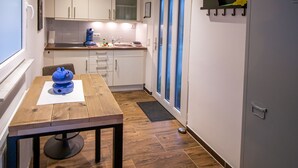 Apartamento | Cocina privada | Frigorífico grande, placa de cocina, hervidor eléctrico y tostadora