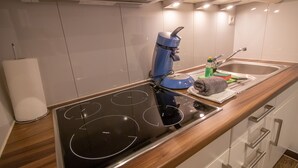 Apartamento | Cocina privada | Frigorífico grande, placa de cocina, hervidor eléctrico y tostadora
