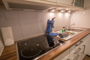 Apartment | Eigene Küche | Großer Kühlschrank, Herdplatte, Wasserkocher, Toaster