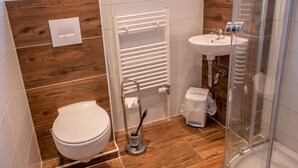 Apartamento | Baño | Ducha, secador de pelo y toallas