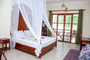 Peti besi dalam bilik, meja, langsir/tirai gelap terus, kalis bunyi 