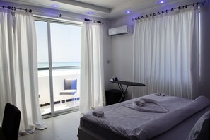 Caja de seguridad en la habitación, escritorio y cortinas blackout