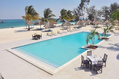 sunseabar beach hotel kendwa