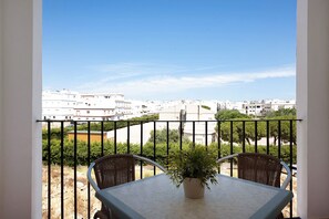 Outdoor dining - Apartment "Alboran 208" in City Centre with Terrace & Wi-Fi (Conil de la Frontera)