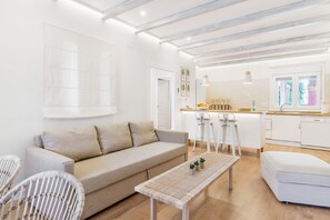 Interior - Modern Villa "Familia Feliz" Short Walk from Beach with Pool, Terrace, Garden & Wi-Fi (Chiclana)