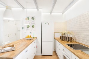 Fridge, microwave, oven, stovetop - Modern Villa "Familia Feliz" Short Walk from Beach with Pool, Terrace, Garden & Wi-Fi (Chiclana)