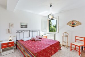 1 bedroom, bed sheets