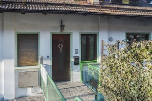 Exterior detail - Apartment “Mansarda tra le Dolomiti di Brenta" with Mountain View & Balcony (Bocenago)