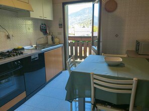 Fridge, microwave, oven, stovetop - Apartment “Mansarda tra le Dolomiti di Brenta" with Mountain View & Balcony (Bocenago)