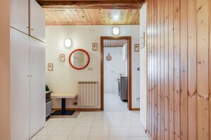 Interior - Apartment “Mansarda tra le Dolomiti di Brenta" with Mountain View & Balcony (Bocenago)