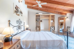 3 makuuhuonetta, silitysrauta/-lauta, ilmainen Wi-Fi, vuodevaatteet