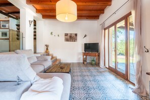 Fernseher, Tischtennisplatte, Stereoanlage