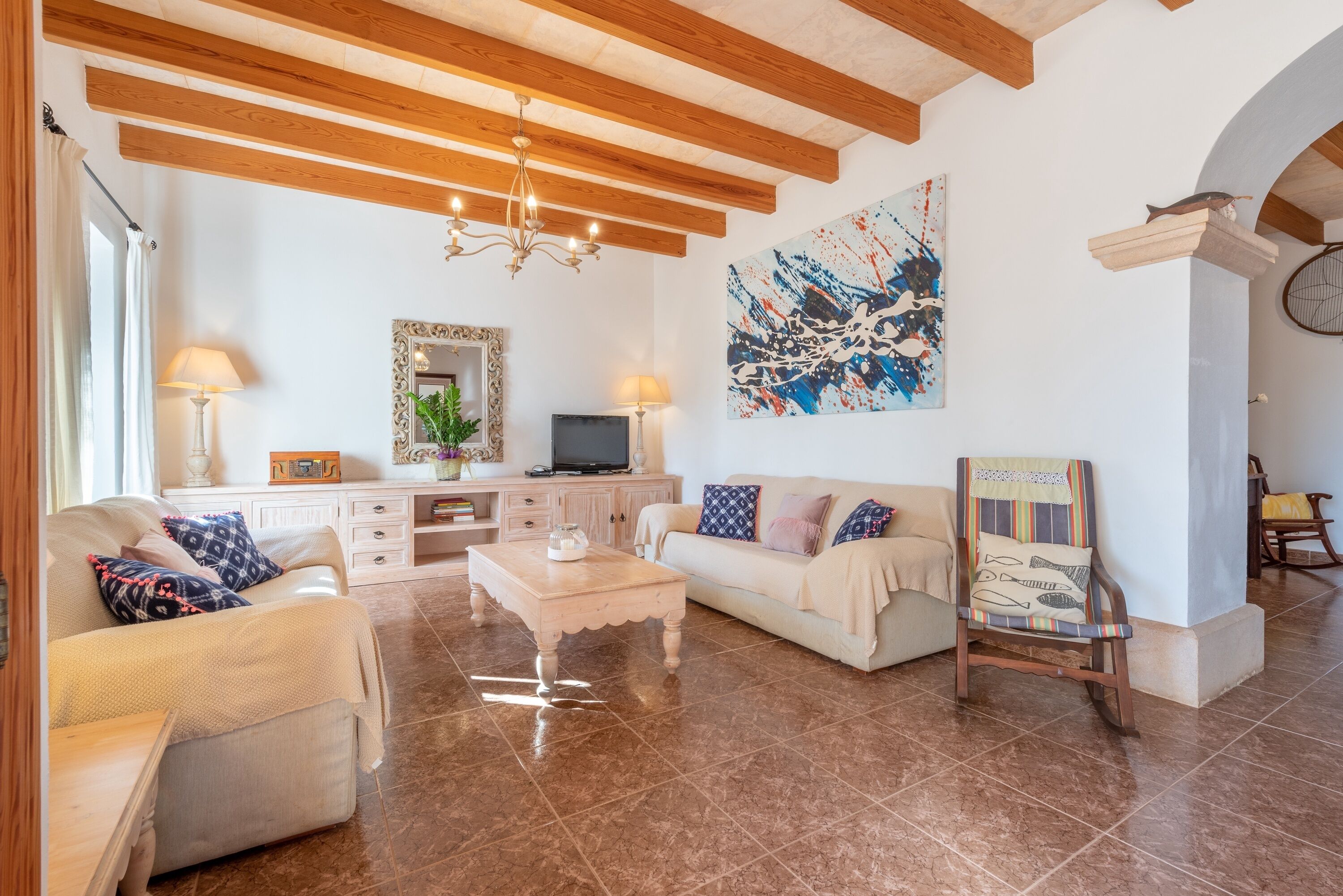 Een televisie, een tafeltennistafel en een stereo