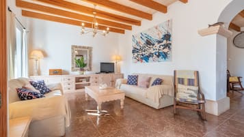 Een televisie, een tafeltennistafel en een stereo