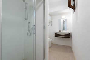 Douche, serviettes fournies