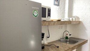 Wasserkocher mit Kaffee-/Teezubehör, Mini-Kühlschrank, Mikrowelle