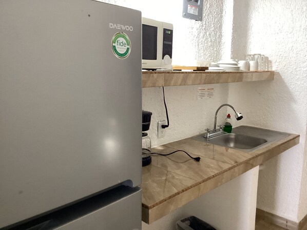 Habitación Deluxe, balcón, vista al mar | Cocineta privada | Frigobar, microondas, cafetera y tetera y utensilios de cocina 