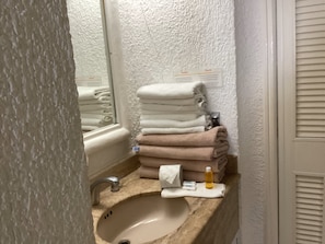 Deluxe Room, Balcony, Sea View | Bathroom - Stunning Suite Ocean View (Cancun)