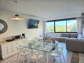 Junior Suite, Garden View | Ruang tamu | TV skrin rata 