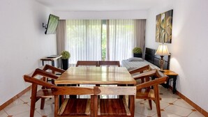 Deluxe Suite, Kitchenette | Dining room