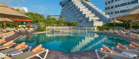 2 ulkouima-allasta, aurinkotuoleja