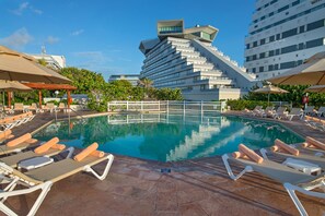2 outdoor pools, sun loungers - State of the Art beach front Condo (Cancun)