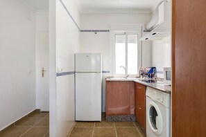 Réfrigérateur, micro-ondes, plaque de cuisson, cafetiÚre/bouilloire