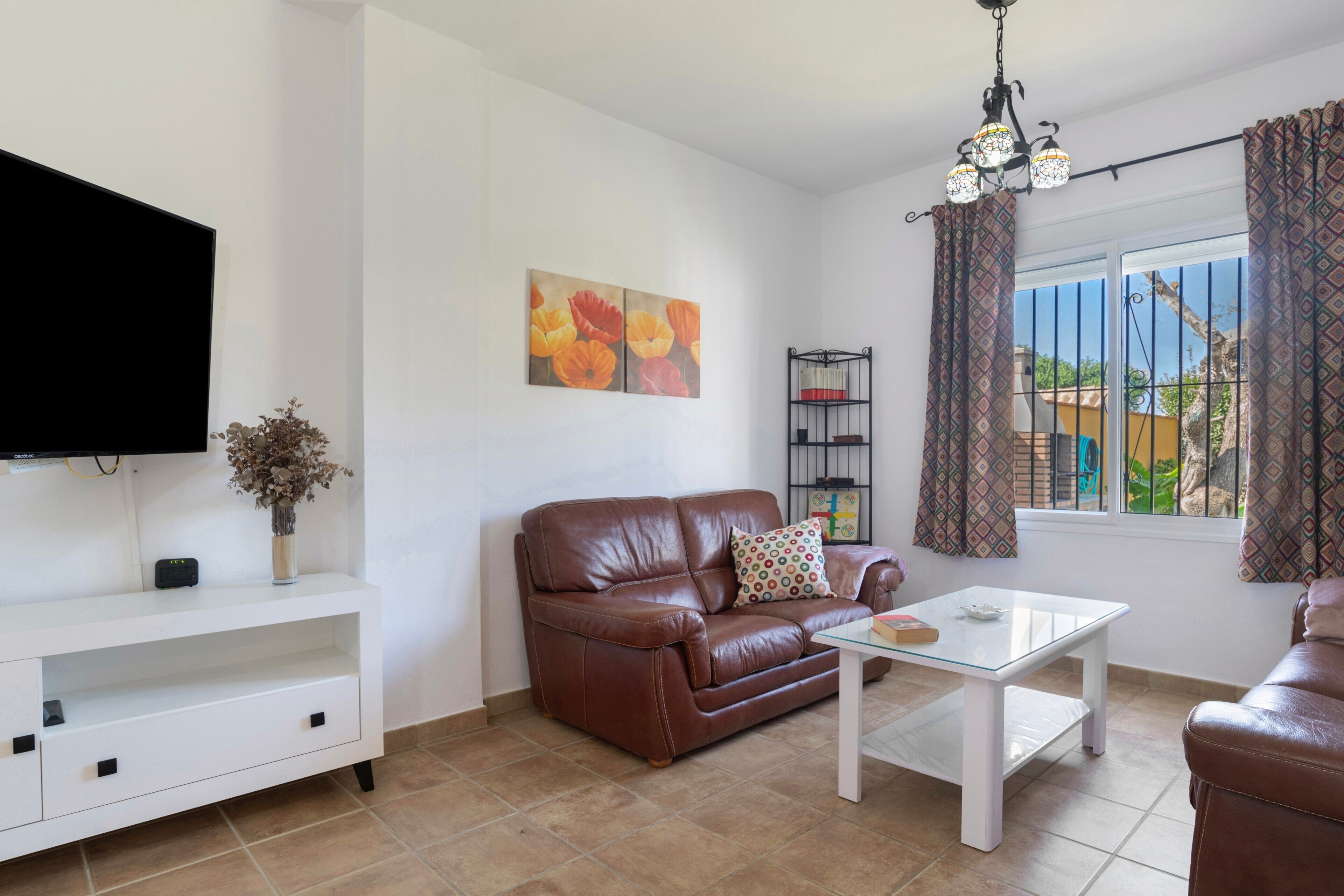 Een televisie, een open haard, een dvd-speler en een stereo