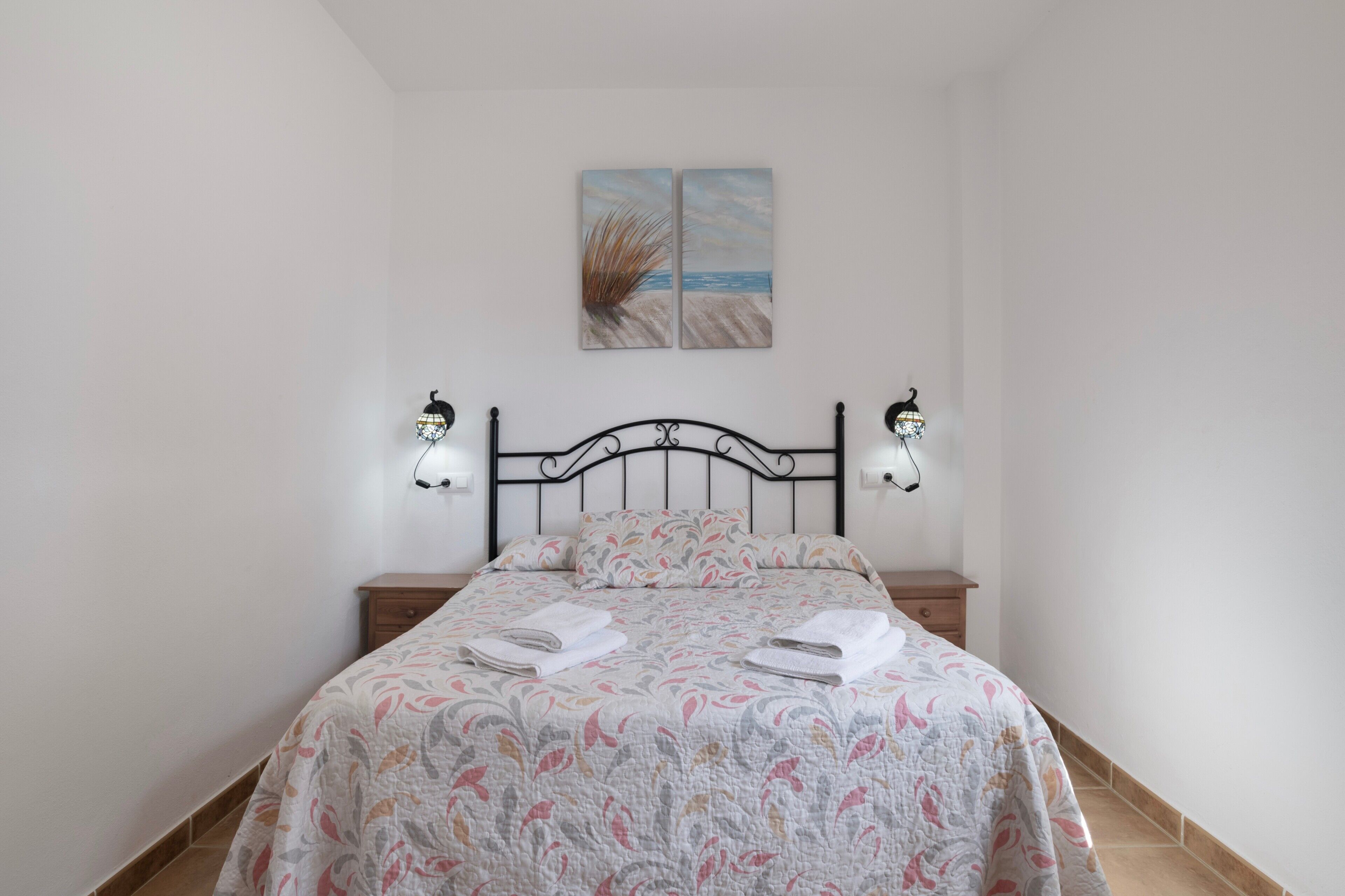 3 slaapkamers, een strijkplank/strijkijzer, gratis wifi, beddengoed