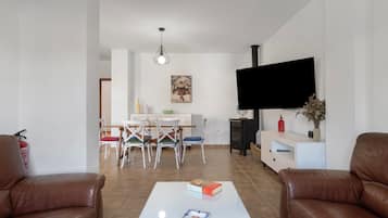 Een televisie, een open haard, een dvd-speler en een stereo