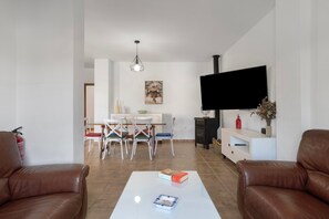 TV, lareira, DVD player, aparelho de som