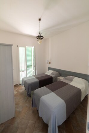 2 slaapkamers, een strijkplank/strijkijzer, gratis wifi, beddengoed