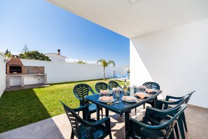 Outdoor dining - Modern house with pool, terrace, garden, and Wi-Fi (Conil de la Frontera)