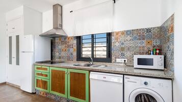 Kühlschrank, Mikrowelle, Herdplatte, Geschirrspüler